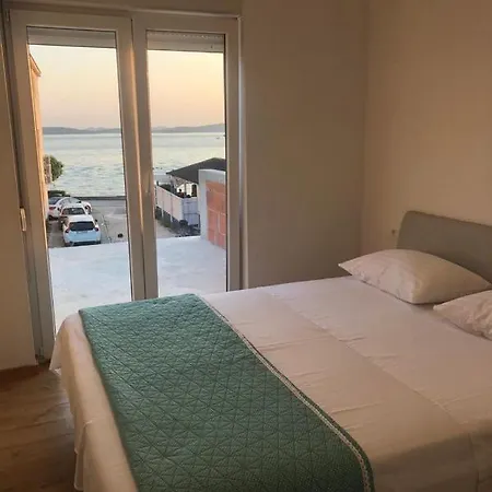 Front Paradise Apartment