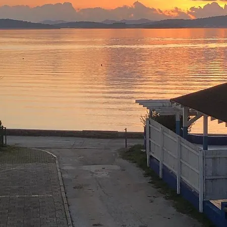 Front Paradise Apartment *