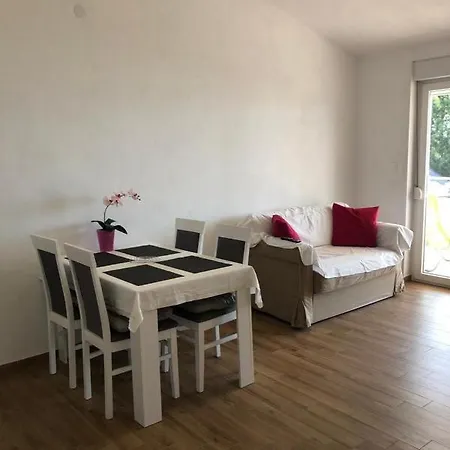 Front Paradise Apartment
