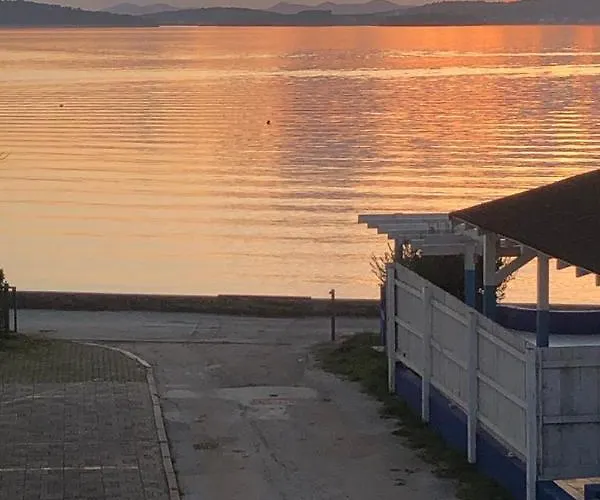 Front Paradise Apartmán *