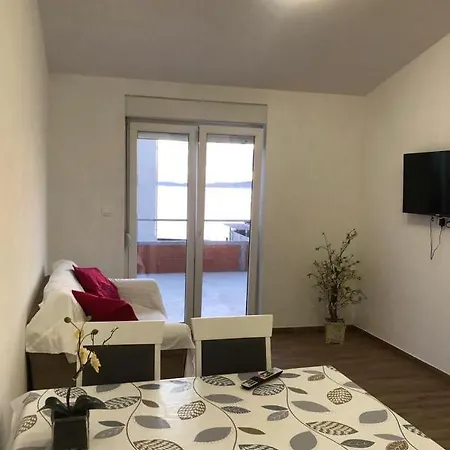 Front Paradise Apartment *