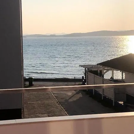 Apartment Front Paradise *