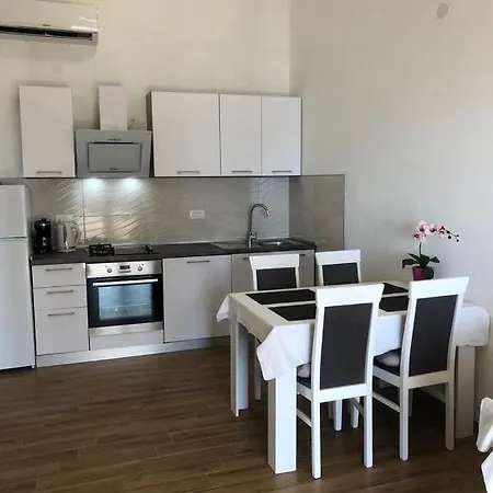 Front Paradise Apartament Sukošan