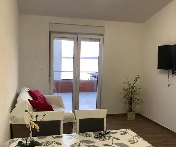 Front Paradise Apartman *