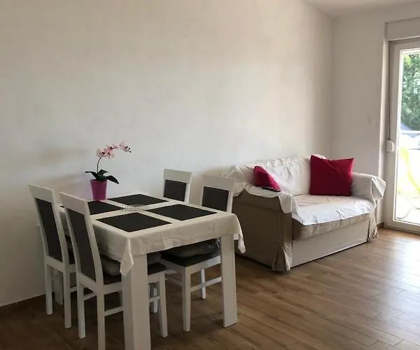 Front Paradise Apartman